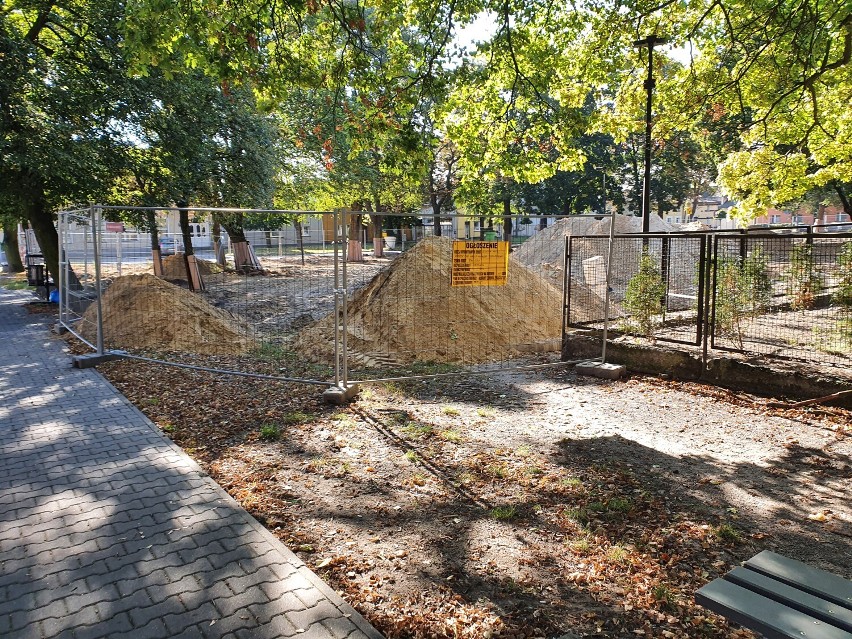 Leszno. Powstaje nowy park w mieście za ponad milion  złotych. Czy uda się dotrzymać terminy realizacji? [ZDJĘCIA]