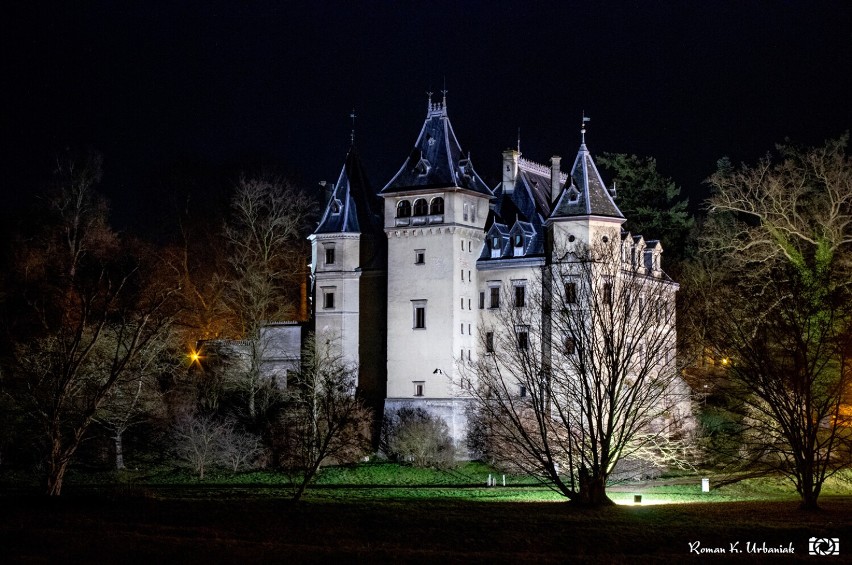 Park i zamek w Gołuchowie po zmroku prezentują się niezwykle klimatycznie