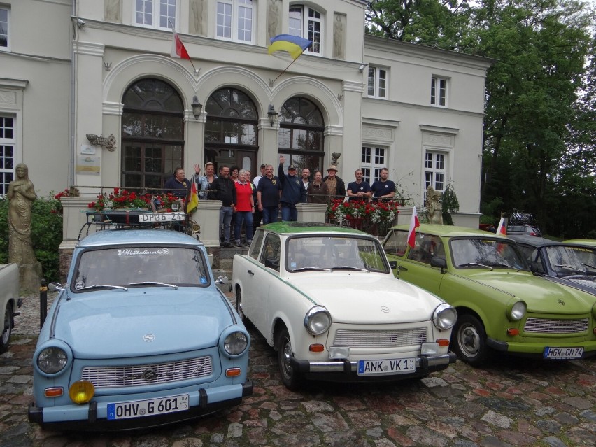 Miłośnicy motoryzacji z Niemiec zajechali trabantami do Gdyni i na Kaszuby! Ich samochody robiły furorę  | ZDJĘCIA