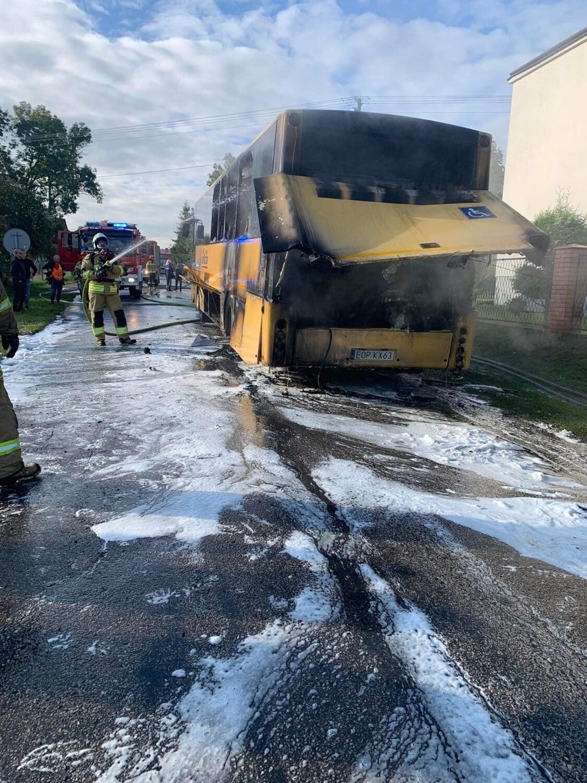 Pożar autobusu w Sławnie gasiło kilka jednostek straży pożarnej ZDJĘCIA