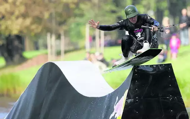 Poczuj adrenalinę na torze do wakeboardingu