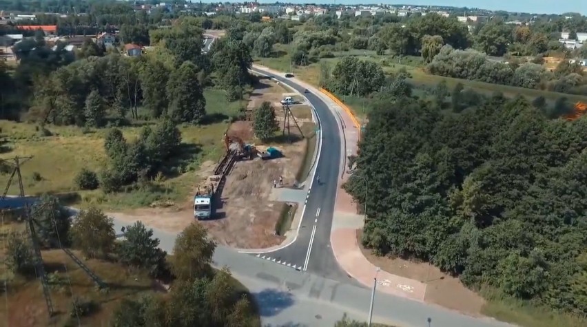 Ważna inwestycja drogowa w Końskich już gotowa. Jest nowa droga i rondo [ZDJĘCIA i WIDEO Z DRONA]