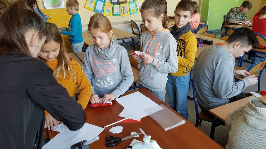 Młodzi ludzie z Hufca Pracy poprowadzili warsztaty w Szkole Podstawowej nr 11 w Inowrocławiu [zdjęcia] 
