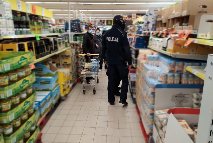 W tucholskich marketach spotkasz… policjantów! Sprawdzają stosowanie zasad bezpieczeństwa