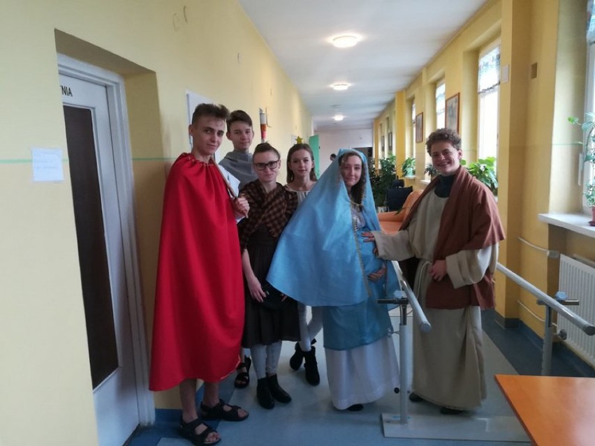 Uczniowie ZSP w Sycowie śpiewali kolędy pacjentom naszego szpitala