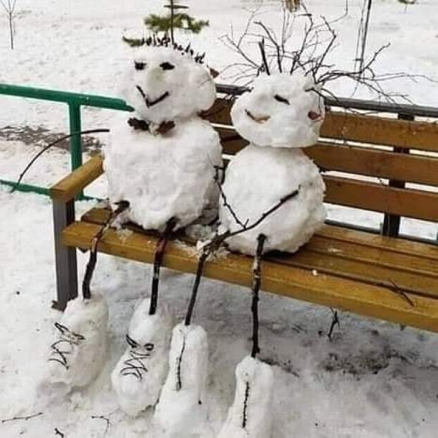 Pierwszy śnieg budzi zazwyczaj pozytywne emocje. Świat staje się nagle jasny, czysty i...cichy. Najbliższa okolica staje się bajkowa, a nasz nastrój poprawiają miliardy śnieżnych płatków spadających na nasze otoczenie. Czytelnicy zauważyli piękno zimowego krajobrazu i postanowili utrwalić chwile, które wydały im się najbardziej magiczne. Dziękujemy, obejrzyjcie galerię >>>

Czytaj też:Czy zima zaskoczyła drogowców?


WIDEO: Pierwszy śnieg zimy w sezonie 2020-2021

