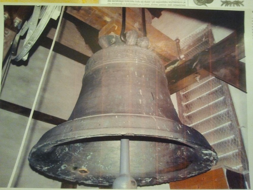Mniejszy dzwon ma średnicę 67 cm i ma napis: „AVE MARIA...