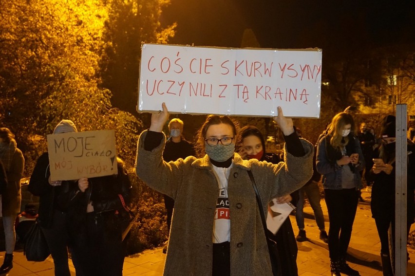 Strajk w Kraśniku. Mieszkańcy kolejny raz protestowali po wyroku TK w sprawie aborcji. Zobacz zdjęcia