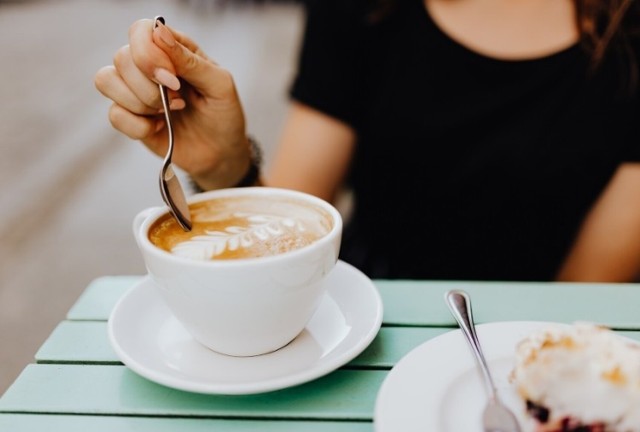 Kawa to napój, który jest codziennie wypijany w wielkich ilościach w niezliczonych domach i kawiarniach na całym świecie. Popularność kawy, podawana na różne sposoby, nie maleje od lat. Wręcz przeciwnie. Tylko w Polsce rocznie wypijajmy średnio ponad 500 porcji kawy na osobę. CBOS podaje natomiast, że nawet 60 procent Polaków sięga po nią co najmniej raz dziennie. Okazuje się, że picie kawy ma korzystny wpływ na nasz organizm. Jaki?  

>>>>CZYTAJ DALEJ