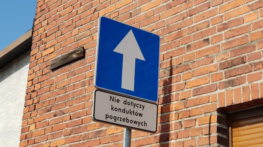 Taki znak stoi w Żędowicach w gminie Zawadzkie. Żałobnicy,...