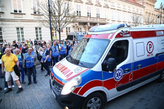 Rocznica Katastrofy Smoleńskiej w Warszawie. Na Krakowskim Przedmieściu szykują protest [ZDJĘCIA]