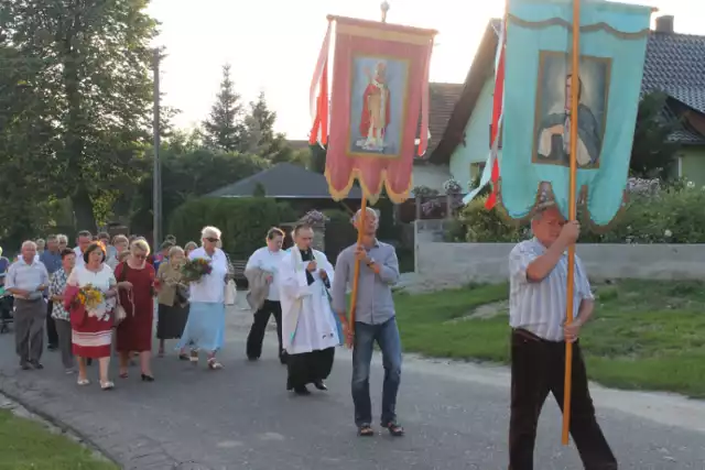 Co roku, 15 sierpnia, rusza procesja z kościoła do kapliczki z figurą Matki Bożej Koźmineckiej