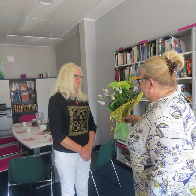 Bibliotekarkę Joannę Górecką odchodzącą na emeryturę pożegnały pozostałe pracownice biblioteki w Wąbrzeźnie wręczając jej kwiaty i upominki