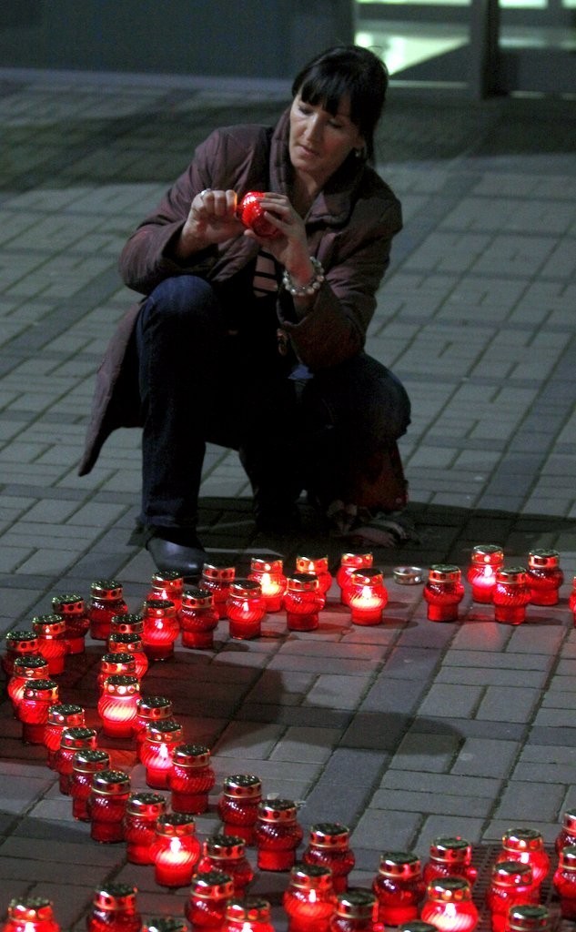 Uniwesytet Gdański: Ułożyli czerwoną wstążkę ze zniczy na znak solidarności z żyjącymi z HIV i AIDS