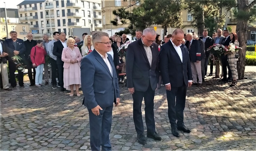 Uroczyste obchody Porozumień Sierpniowych w Lesznie. Wiązanki pod Pomnikiem Solidarności złożyli związkowcy i władze Leszna ZDJĘCIA