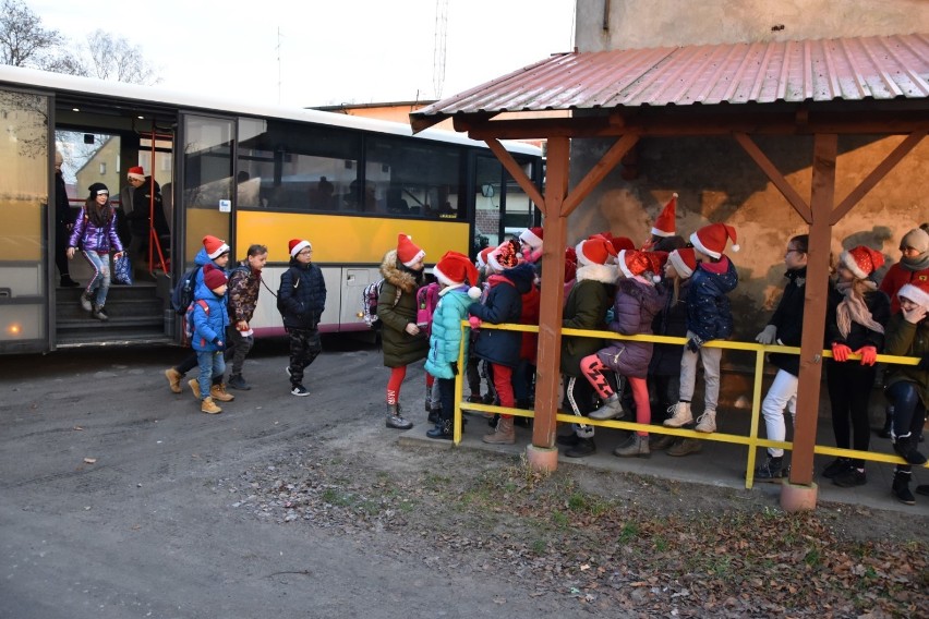 Mikołaj na wielkiej przyczepie jeździ po gminie Przechlewo