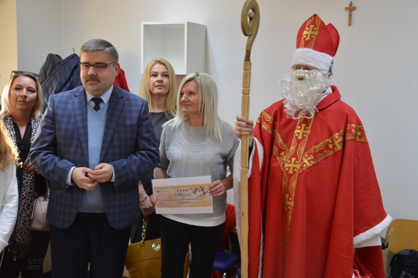 Bochnia. Święty Mikołaj odwiedził oddział dziecięcy szpitala powiatowego [ZDJĘCIA]