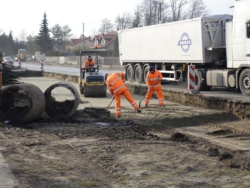 Tak wygląda budowa drogi wojewódzkiej nr 728 na odcinku Drzewica - Brzustowiec [FOTO]