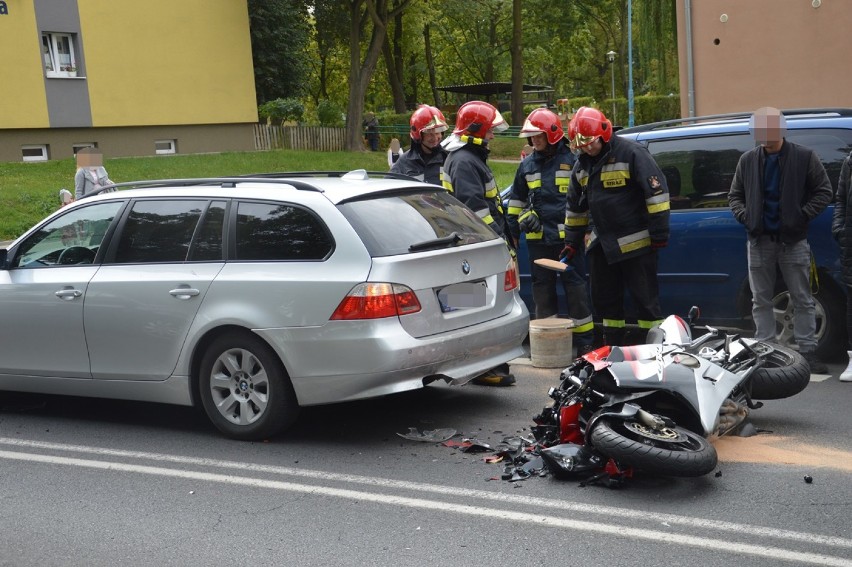 Motocykl roztrzaskał się o BMW na ul. Wita Stwosza. Wjechał w tył auta