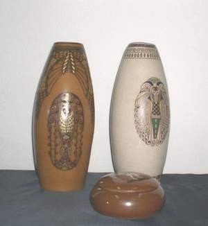 Hans Bungenstab (z żoną Hildfegard) powiedział, że jego babka ma jeszcze kilka pięknych egzemplarzy bolesławieckiej ceramiki. FOT. LESZEK GRABOWY