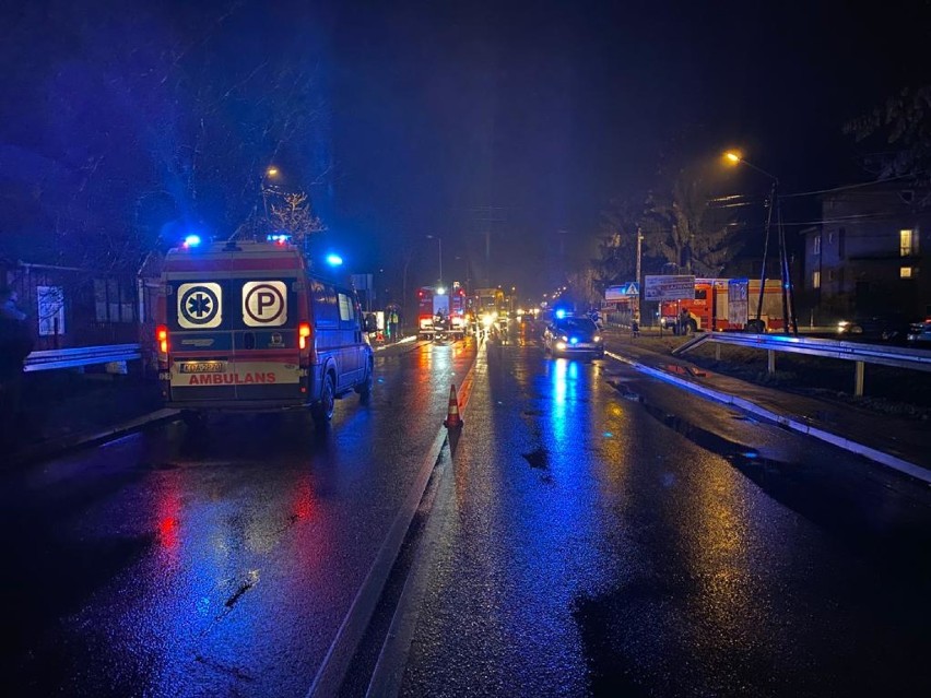 Groźny wypadek w Szczucinie. Samochód potrącił mężczyznę na przejściu. 59-latek z licznymi złamaniami trafił do szpitala [ZDJĘCIA]