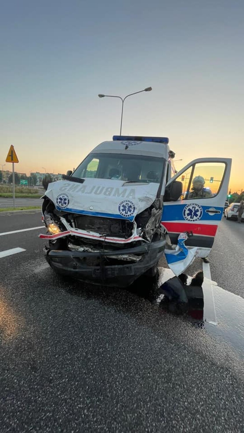 Wypadek na ulicy Poznańskiej w Gnieźnie. Doszło do zderzenia karetki z samochodem osobowym