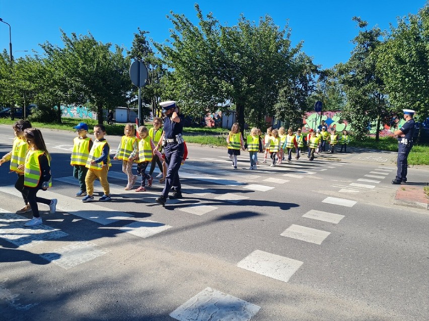 Policjanci z Radomska uczą dzieci bezpiecznego zachowania na drodze
