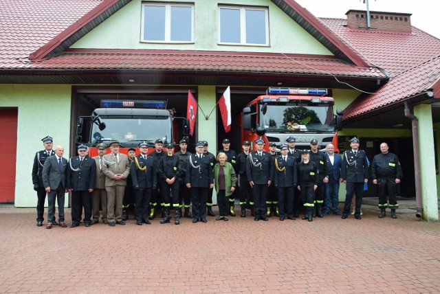 Powiatowe Obchody Dnia Strażaka odbyły się w tym roku w Białowieży. Pierwszym punktem uroczystości było odsłonięcie tablicy upamiętniającej 100-lecie OSP w Białowieży. Tablica zawisłą na remizie OSP