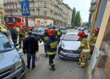 Bardzo groźny wypadek na ul. Komuny Paryskiej we Wrocławiu. Auto wpadło na chodnik [ZDJĘCIA]