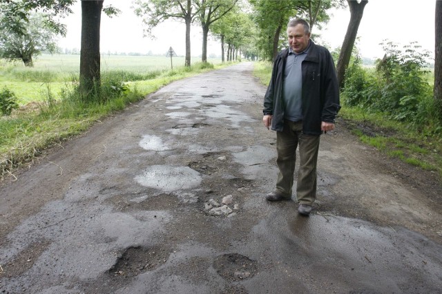 Nie tylko trzy gminy wiejskie (o czym informowaliśmy), ale wszystkie w powiecie aleksandrowskim, a także powiat dostaną dofinansowanie na poprawę stanu dróg.