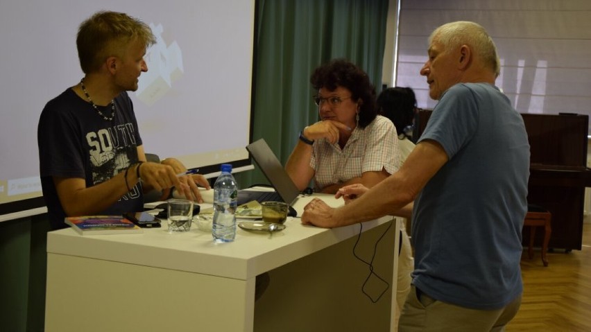 Podróżnik i dziennikarz Michał Szulim w krotoszyńskiej bibliotece