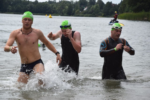 Ośno Lubuskie już po raz kolejny stało się stolicą triathlonu. W sobotę 11 sierpnia w Ośnie Lubuskim nad jeziorem Reczynek odbyły się zawody sportowe dla naprawdę wytrzymałych zawodników i miłośników aktywności fizycznej.

Uczestnicy imprezy zmierzyli się z dystansami: 1/4 oraz 1/8 Ironman. Najmłodsi zawodnicy mieli 18 lat, a najstarsi ponad 60. Na dystansie Ironman 1/8 najszybszy był Mateusz Cieślik ze Strzelec Krajeńskich, a na dystansie Ironman 1/4 wygrał Roman Nowak.
Triathlon składa się z: pływania, jazdy na rowerze i biegania.

Zajrzyjcie do naszej pierwszej galerii zdjęć z tego wyjątkowego wydarzenia. Szukajcie się na zdjęciach!

WIDEO: Rozmowa z Jerzym Górskim, mistrzem świata w podwójnym Ironmanie z 1990 roku.
