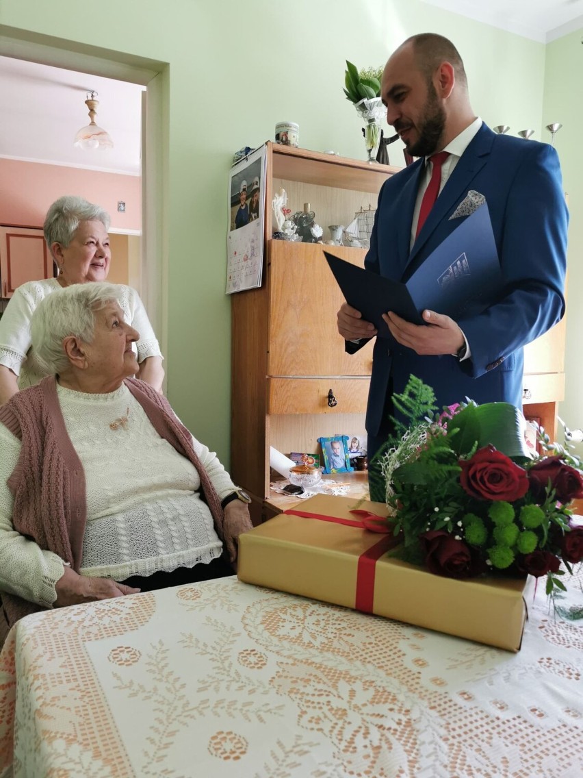 96 urodziny pani Izabeli z Damasławka. Z życzeniami do jubilatki udały się władze gminy