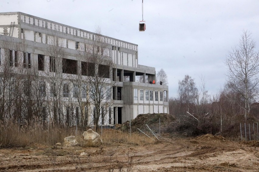 Budowany jest nowy szpital w Gniewomirowicach. Powstaje rzut beretem od Legnicy