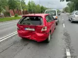 Spowodował kolizję na ul. Ozimskiej w Opolu. Naprzeciwko sądu dostawczy opel vito staranował dwie osobówki. Następnie sprawca uciekł