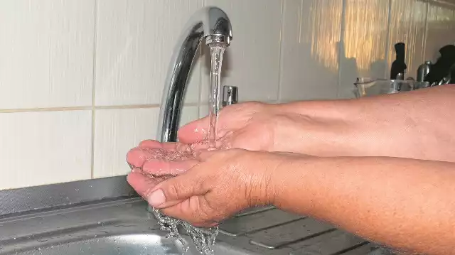 Mieszkańcy Bełchatowa coraz częściej skarżą się na niedopłaty za wodę. Skąd one się biorą?