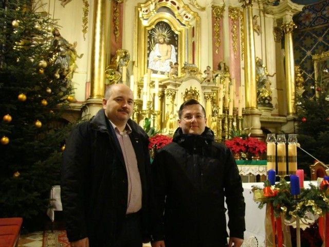 Historyk Marcin Dziubek i ks. Kamil Białożyt przed głównym ołtarzem sanktuarium w Bielanach, w którym znajduje się cudowny obraz Chrystusa Cierpiącego