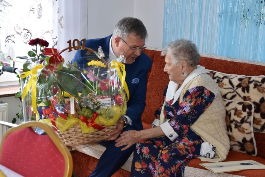 101. urodziny pani Małgorzaty Blok z Kiełpina! Były kwiaty, upominki i mnóstwo serdecznych życzeń ZDJĘCIA