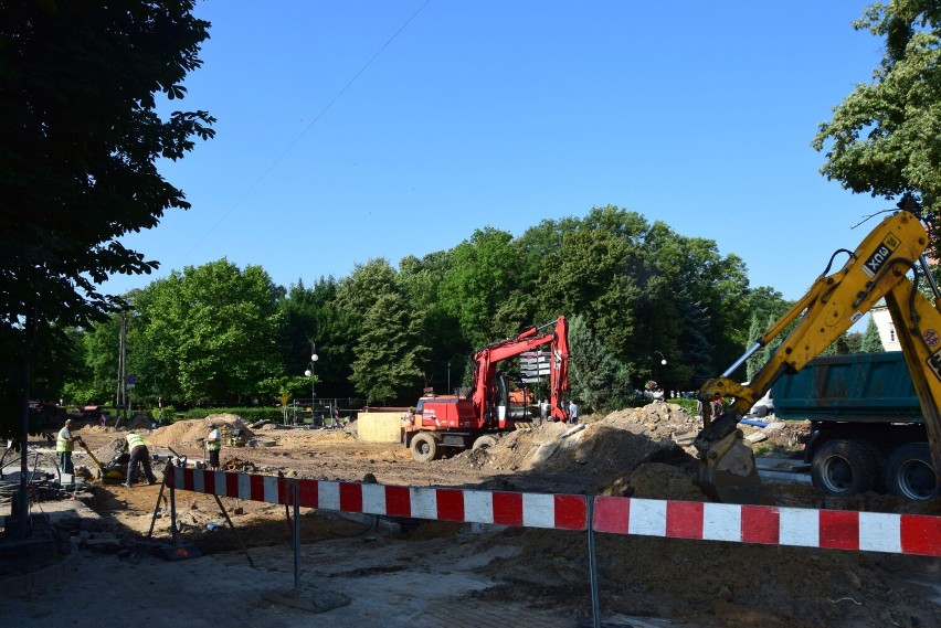 Budowa ronda w Wieluniu. Mieszkańcy centrum miasta bez wody ZDJĘCIA