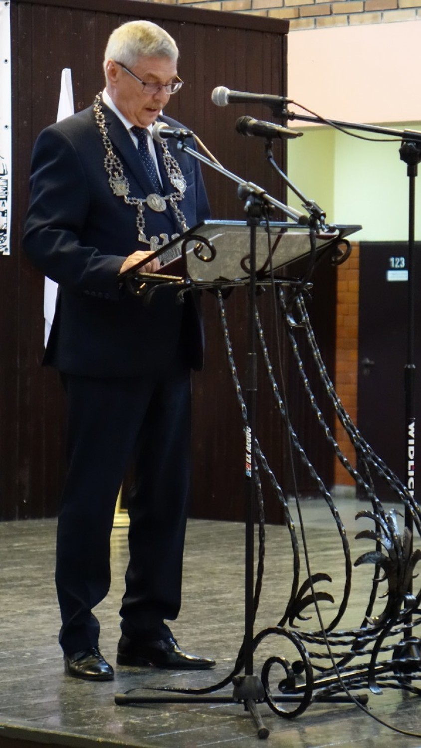 Uroczysta sesja rady miejskiej w Obornikach. Wręczono medal Zasłużony dla Zemi Obornickiej
