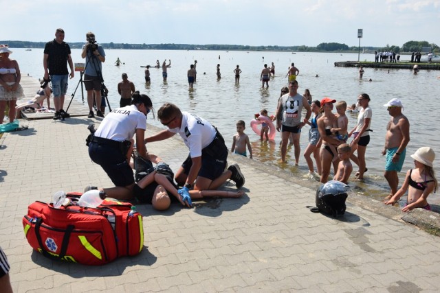 Piknik Rodzinny „Kręci mnie bezpieczeństwo nad wodą", na plażę miejską Łazienki przyciągnął tłumy mieszkańców z miasta i pobliskiej okolicy. Nikomu nie straszny był lejący się z nieba żar