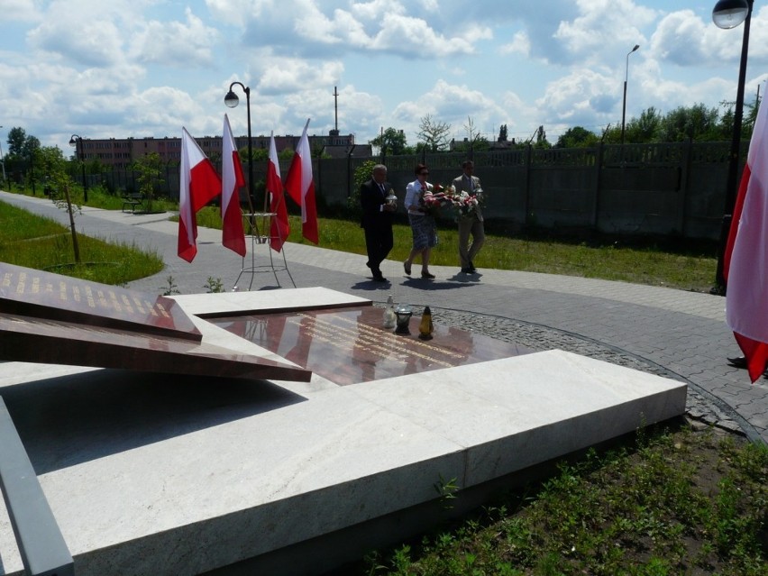 Kwiaty w rocznicę egzekucji hitlerowskich na radomszczańskim Kopcu