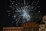 Przywitanie Nowego Roku 2021 w Żarach. Sztuczne ognie rozbłysły nad miastem