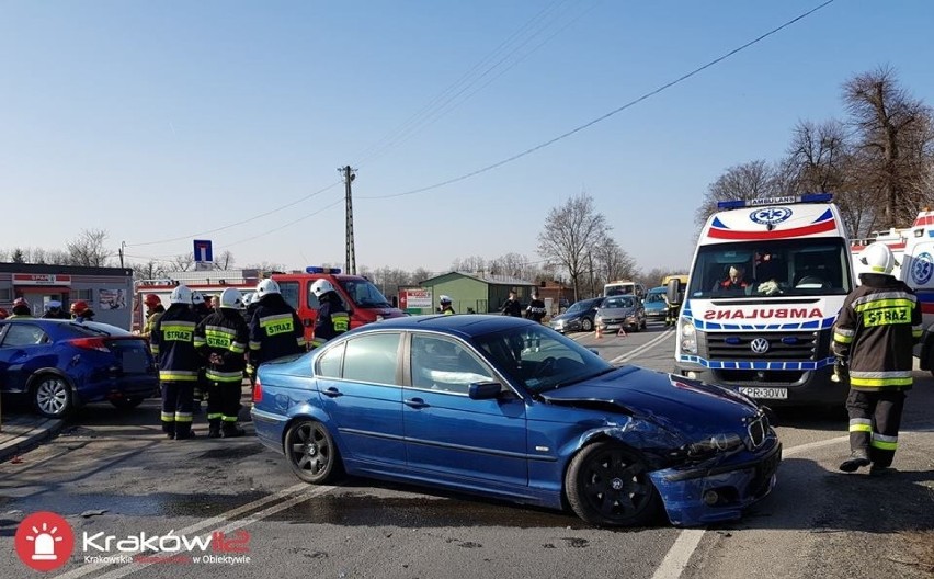 Wypadek na DK 79 w Śmiłowicach. Zderzenie samochodów i potrącenie pieszego [ZDJĘCIA]
