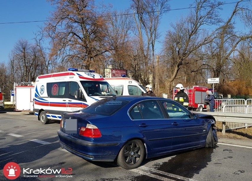 Wypadek na DK 79 w Śmiłowicach. Zderzenie samochodów i potrącenie pieszego [ZDJĘCIA]