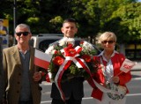 1 Maja 2024 w Piotrkowie. Lewica uczciła Święto Pracy pod tablicą upamiętniającą Kazimierza Szmidta ZDJĘCIA