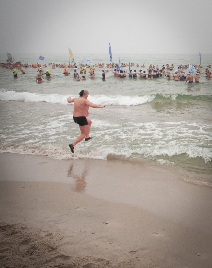 6.Zlot Morsów w Helu: na Początku Polski. Bałtyk we mgle, a w wodzie i na helskiej plaży kolorowo