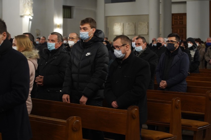Wiele osób uczestniczyło w pogrzebie Tomasza Pakaszewskiego, łucznika i byłego prezesa Startu Kielce. Zobacz zdjęcia i wideo