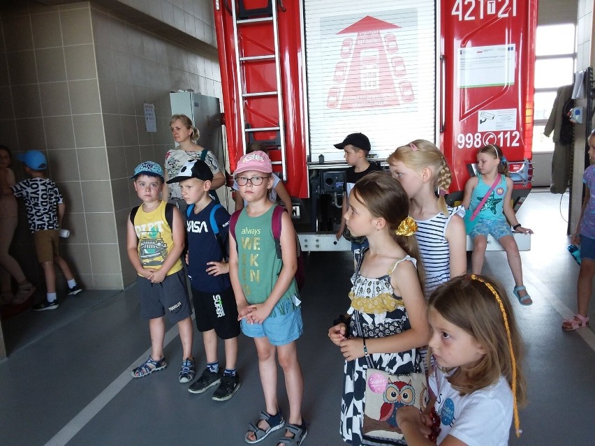 Dzieci odwiedziły strażnicę w Kazimierzy Wielkiej. Obserwowały prawdziwą akcję, nie zabrakło przejażdżki wozem. Zobaczcie zdjęcia
