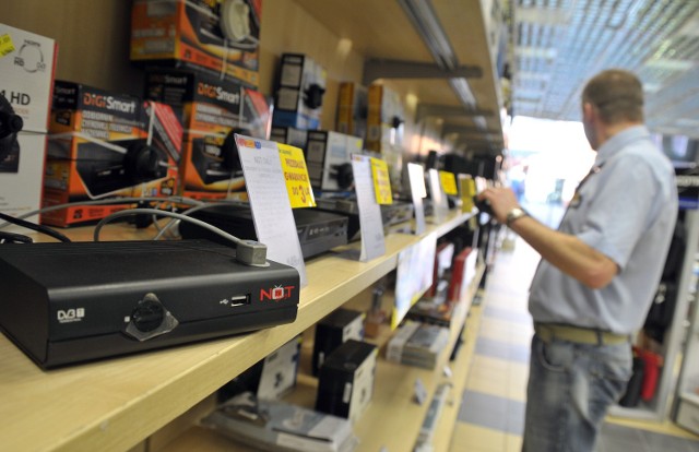 Odpowiedni  sprzęt do odbioru telewizji cyfrowej można kupić  w sklepie już za około 100 złotych